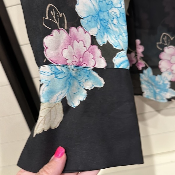 Floral long sleeve blouse with slits on sides. Button up. - Picture 4 of 5